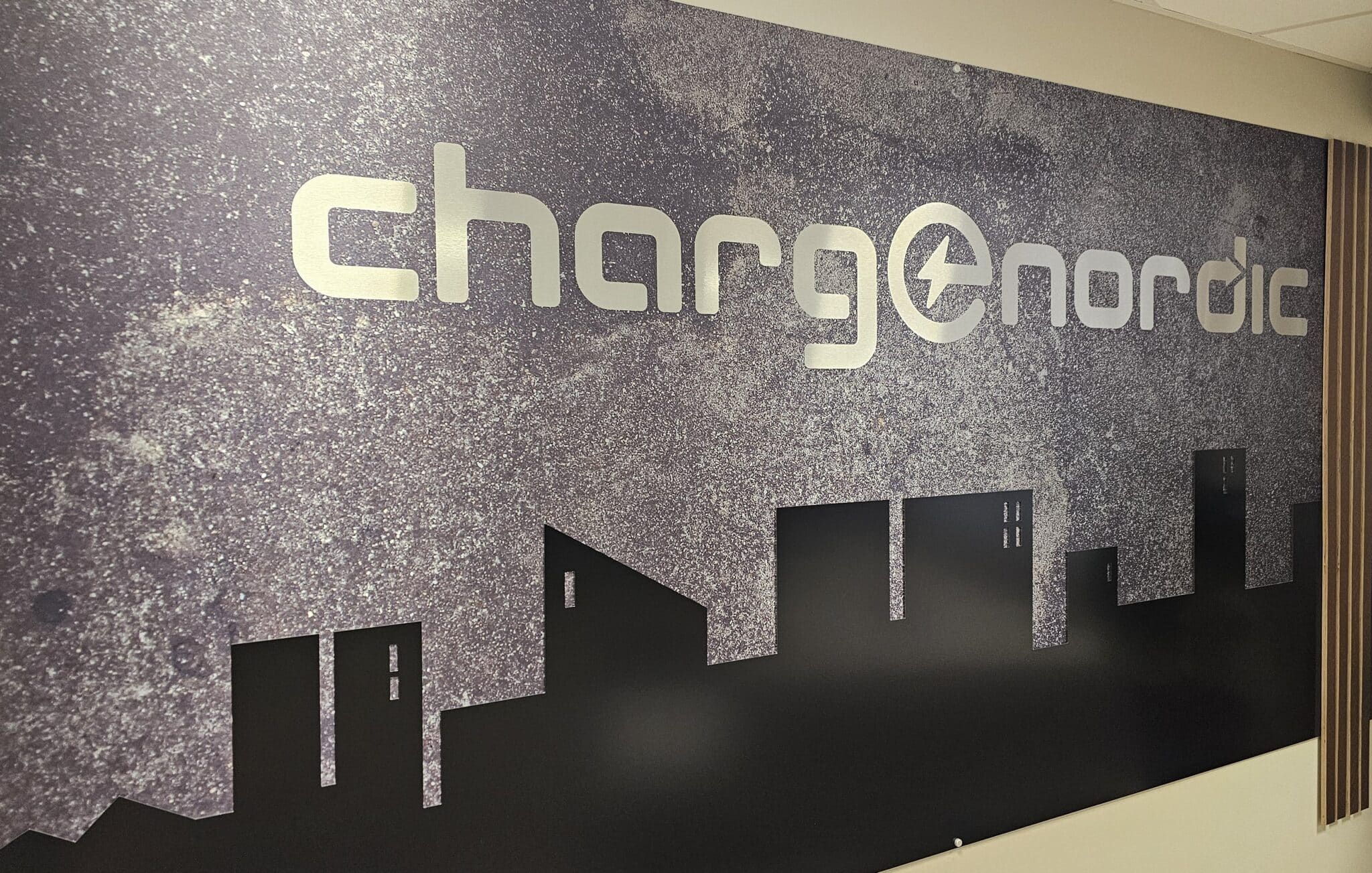 Bilde av vegg med Charge Nordic dekor